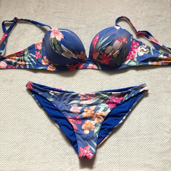 Bundle of 2 blue bikinis - Picture 2 of 9